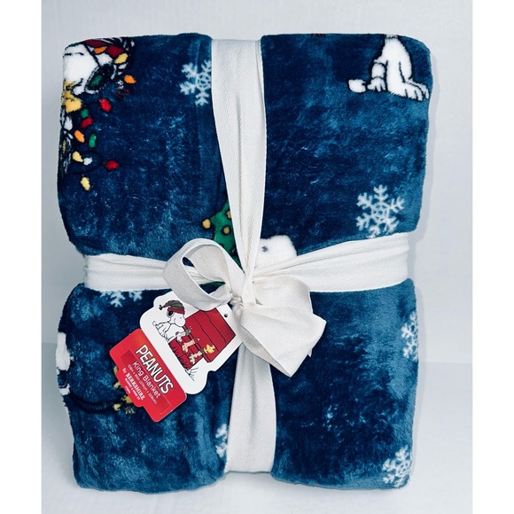 Peanuts | Bedding | Peanuts Snoopy Woodstock Christmas King Blanket ...